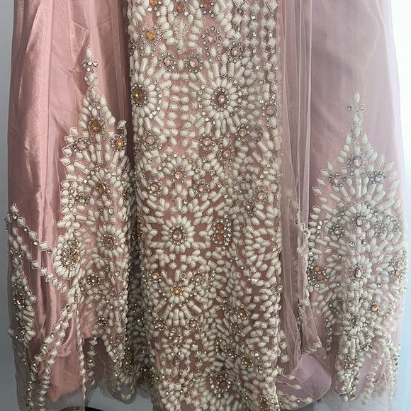 Beautiful custom made gown - Picture 4 of 4